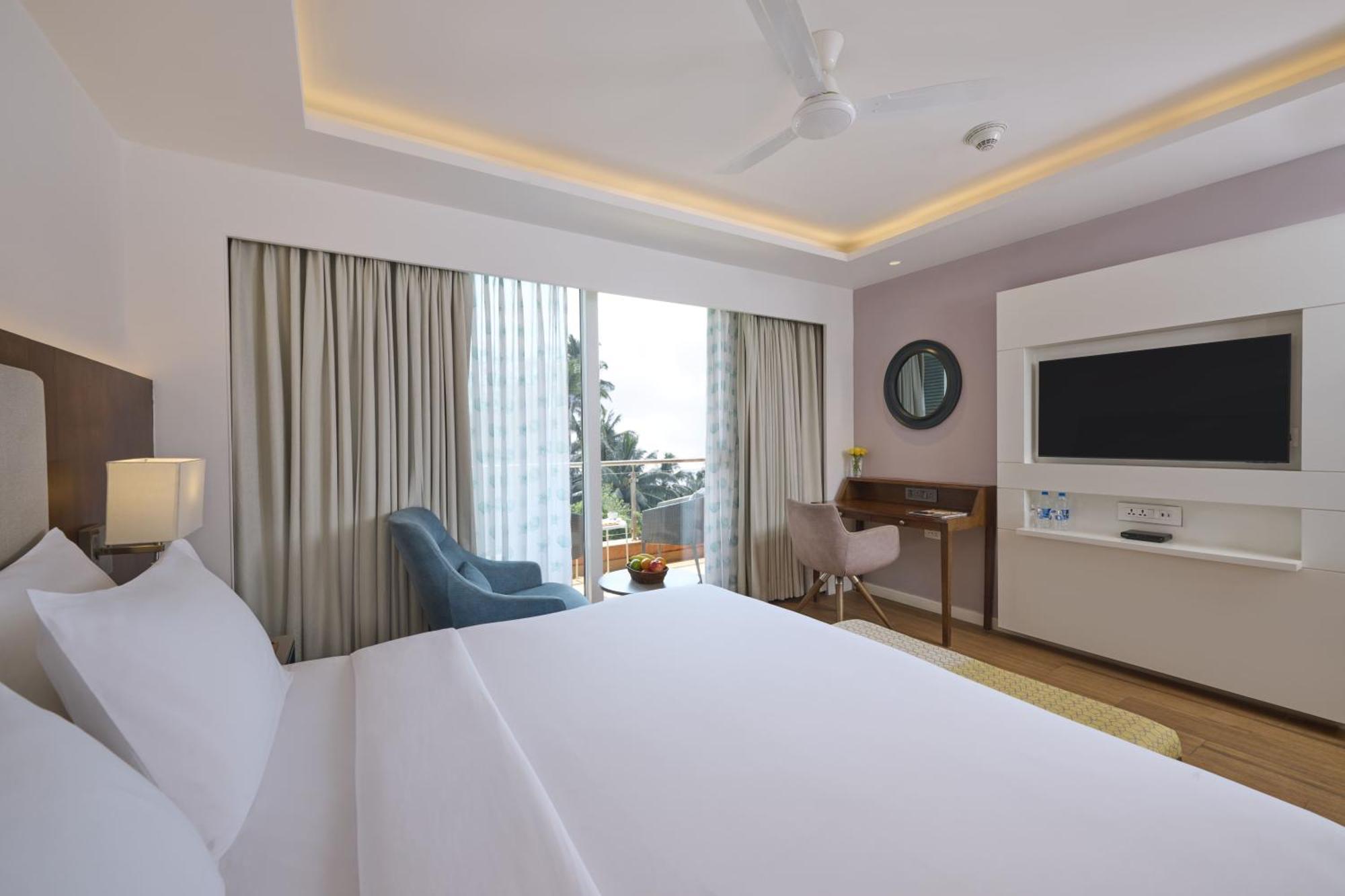 Golden Tulip Vagator Goa Hotel Exterior photo